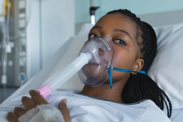 Paziente Afroamericana Con Maschera Ossigeno Sdraiata Sul Letto Nella Stanza — Foto Stock