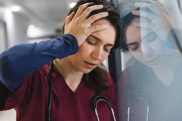 Trött Kaukasisk Kvinnlig Läkare Klädd Skurar Lutad Väggen Korridoren Sjukhuset — Stockfoto