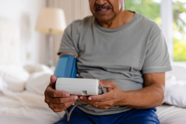 在家中 中段的老人在床上承受着血压 医疗服务 医疗保健 福利和老年生活方式不变 — 图库照片