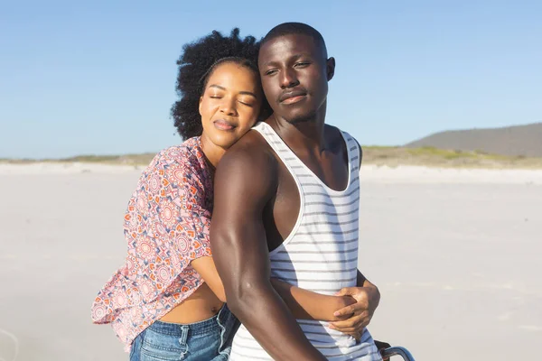 아프리카 미국인 커플은 해변에서 포옹하고 미소짓고 있습니다 로맨스 바뀌지 — 스톡 사진