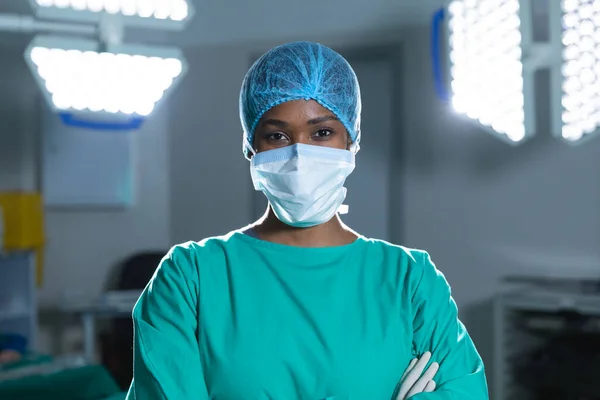 Portret Van Afro Amerikaanse Vrouwelijke Chirurg Operatiekamer Met Operatiekleding Gezichtsmasker — Stockfoto
