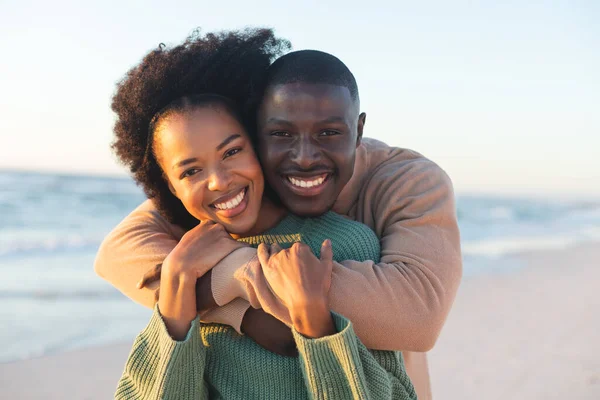 Retrato Feliz Pareja Afroamericana Abrazando Sonriendo Soleada Playa Verano Unión —  Fotos de Stock