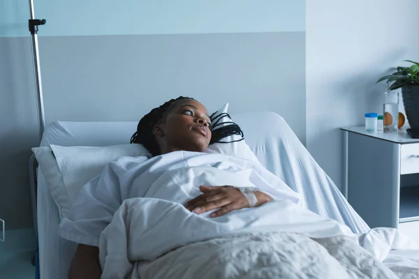 아프리카 미국인 환자가 시선을 돌리고 침대에 있습니다 — 스톡 사진