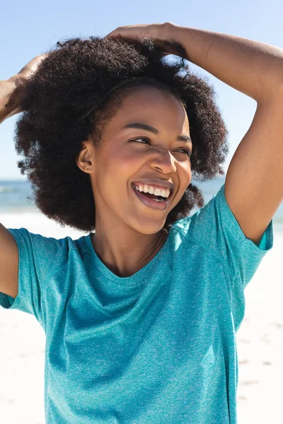 非洲裔美国女人面带微笑 望着阳光灿烂的海滩 生活方式 闲暇时间和假期 — 图库照片