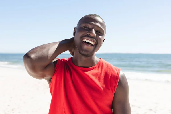 一个快乐的非洲裔美国人的画像 看着相机 在阳光灿烂的海滩上大笑 生活方式 闲暇时间和假期 — 图库照片
