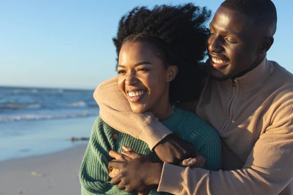幸せなアフリカ系アメリカ人のカップルは 海によって日当たりの良いビーチを受け入れる リラックス 自由な時間 一緒に ロマンスと休暇 変更なし — ストック写真