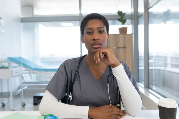 Afro Amerikaanse Vrouwelijke Arts Operatiekleding Stethoscoop Met Videogesprek Het Ziekenhuis — Stockfoto