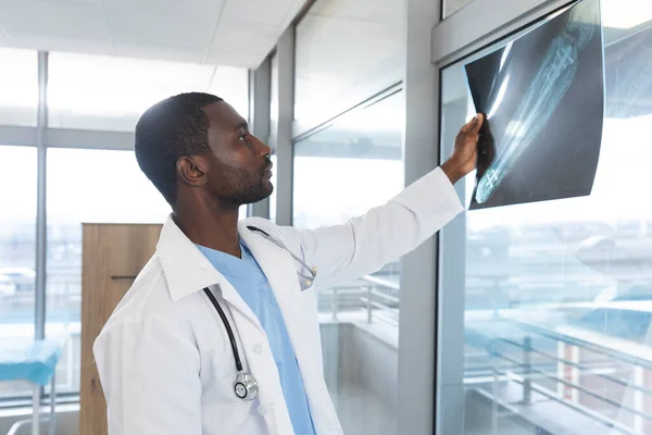 Médico Afro Americano Vestindo Jaleco Estetoscópio Realizando Radiografia Hospital Medicina — Fotografia de Stock