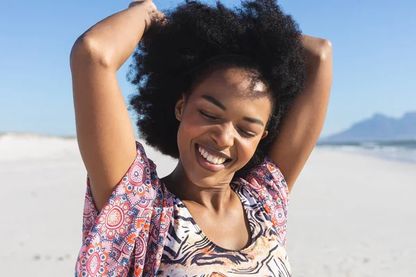 快乐的非洲裔美国女人在阳光灿烂的海滩上 微笑着闭上双眼 放松和假期 — 图库照片