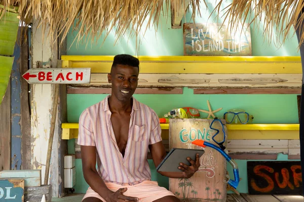 Portrait Homme Afro Américain Heureux Utilisant Une Tablette Assise Derrière — Photo