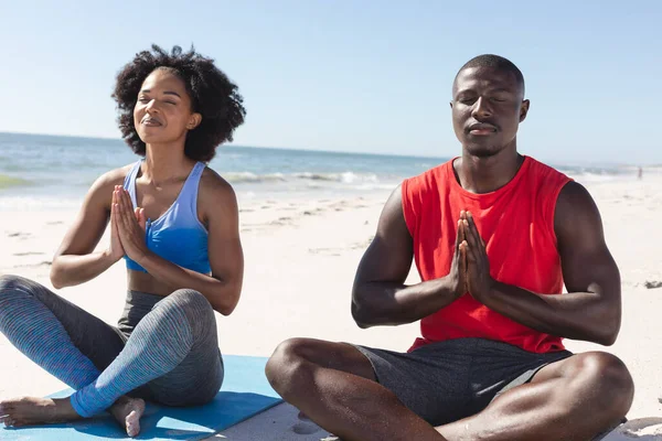 Mutlu Formda Afrikalı Amerikalı Çift Güneşli Sahilde Oturmuş Yoga Meditasyonu — Stok fotoğraf