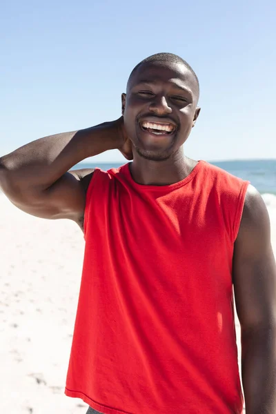 一个快乐的非洲裔美国人在阳光灿烂的海滩上看着相机微笑的画像 生活方式 闲暇时间和假期 — 图库照片