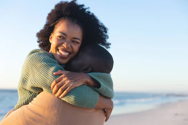 Feliz Pareja Afroamericana Abrazando Sonriendo Soleada Playa Verano Unión Romance —  Fotos de Stock