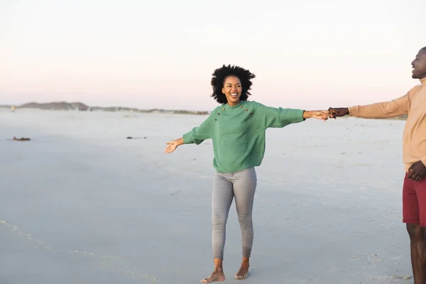 Feliz Pareja Afroamericana Cogida Mano Sonriendo Playa Atardecer Espacio Para —  Fotos de Stock
