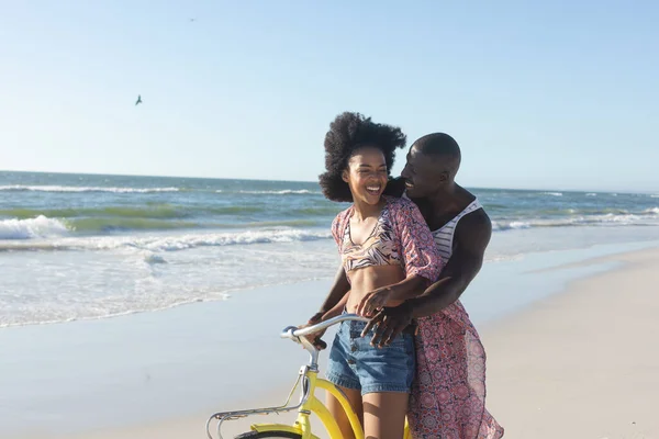 Feliz Pareja Afroamericana Divirtiéndose Bicicleta Soleada Playa Junto Mar Verano — Foto de Stock