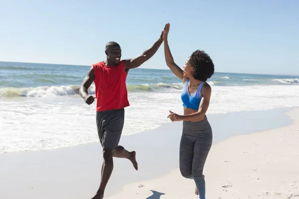 Mutlu Formda Afro Amerikan Çift Güneşli Sahilde Egzersiz Yapıyor Koşuyor — Stok fotoğraf