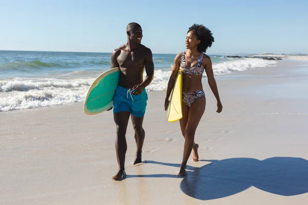 Mutlu Formda Afro Amerikan Çift Deniz Kenarında Güneşli Sahilde Sörf — Stok fotoğraf