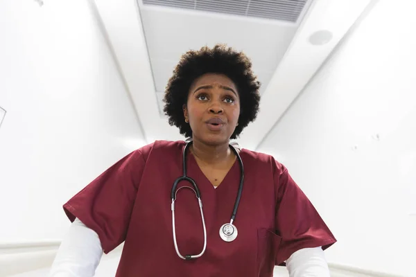 Önlük Giymiş Afrikalı Amerikalı Kadın Doktor Hastanenin Koridorunda Koşuyor Hastane — Stok fotoğraf