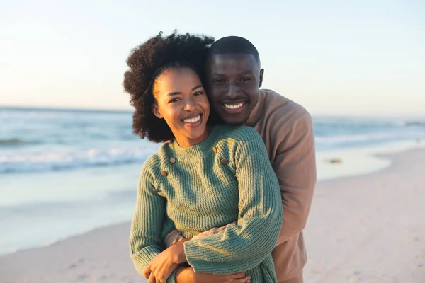Ritratto Felice Coppia Afro Americana Che Abbraccia Sorride Sulla Spiaggia — Foto Stock