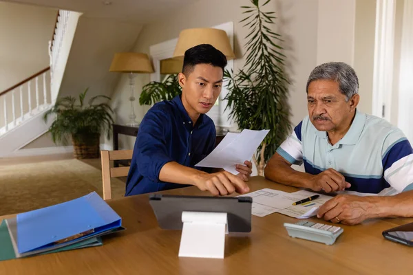 不同的财务顾问和老年人在餐厅讨论文书工作和使用平板电脑 家庭生活 通信和老年生活方式 — 图库照片