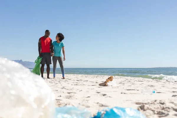 Heureux Couple Afro Américain Nettoyage Plage Ensoleillée Collecte Déchets Espace — Photo