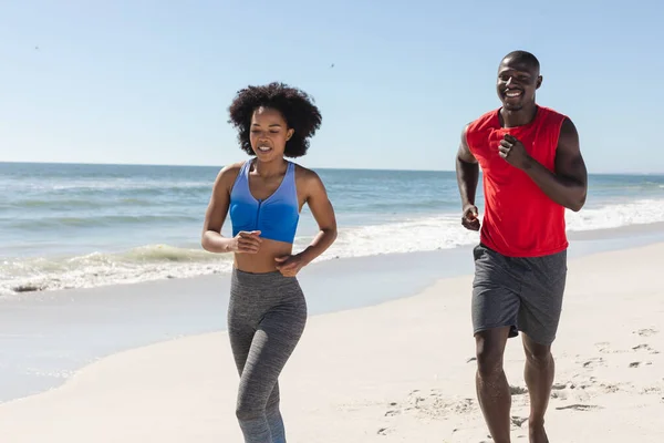 Heureux Forme Couple Afro Américain Exercice Courir Sur Plage Ensoleillée — Photo