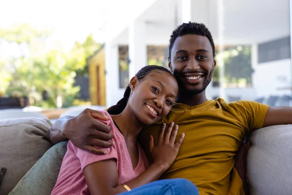 Porträt Eines Glücklichen Afrikanisch Amerikanischen Paares Das Auf Der Heimischen — Stockfoto