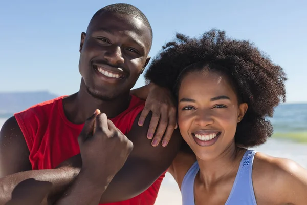 幸せの肖像画 アフリカ系アメリカ人のカップルの行使に適合し ストレッチや日当たりの良いビーチで笑顔 健康的なライフスタイル フィットネス 自由な時間と休暇 変更なし — ストック写真