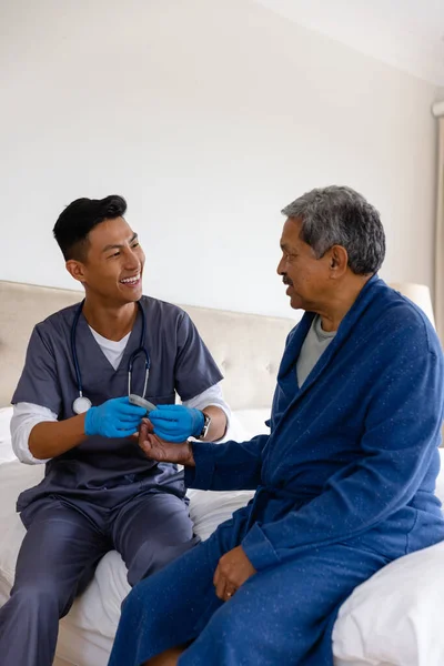 Glad Olika Manliga Läkare Testar Blod Äldre Manliga Patienten Hemma — Stockfoto