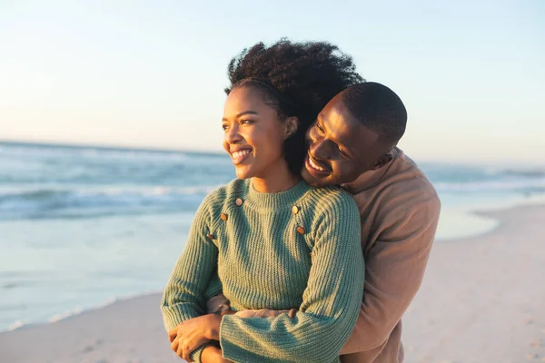 幸せなアフリカ系アメリカ人のカップルを受け入れ 日当たりの良いビーチで笑顔 ロマンスと休暇 変更なし — ストック写真