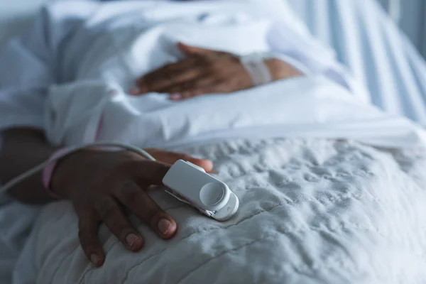Midsectie Van Afrikaanse Amerikaanse Vrouwelijke Patiënt Met Polsoximeter Bij Hand — Stockfoto