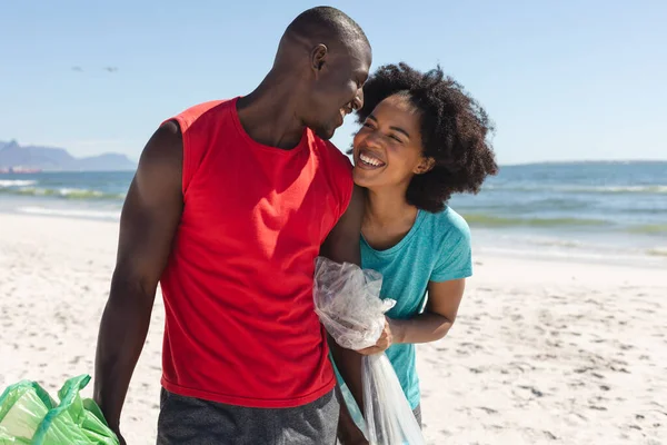 Счастливая Африканская Американская Пара Убирает Солнечный Пляж Собирает Мусор Лето — стоковое фото