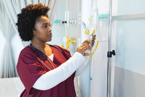Médica Afro Americana Vestindo Esfoliação Estetoscópio Aplicando Gotejamento Quarto Hospital — Fotografia de Stock