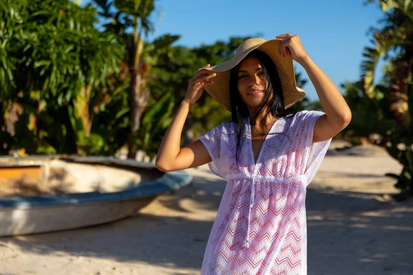 Beyaz Plaj Elbisesi Güneşli Sahilde Gülümseyen Güneş Şapkalı Mutlu Kadın — Stok fotoğraf