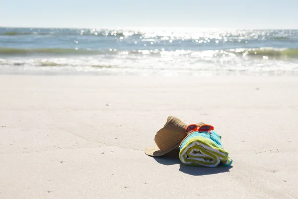 Occhiali Sole Rossi Cappello Sole Telo Mare Arrotolato Sulla Spiaggia — Foto Stock