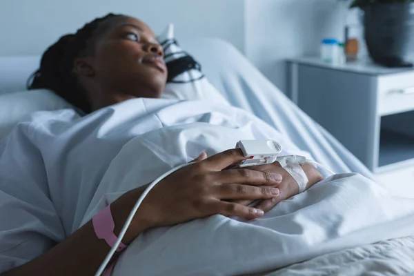 Afro Amerikaanse Vrouwelijke Patiënt Met Polsoximeter Bij Hand Liggend Bed — Stockfoto