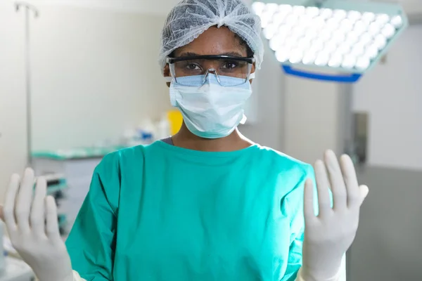 Portret Van Afro Amerikaanse Vrouwelijke Chirurg Operatiekamer Met Operatiekleding Gezichtsmasker — Stockfoto