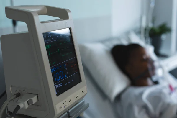 Устройство Мониторинга Пациента Рядом Африканской Пациенткой Лежащей Кровати Больничной Палате — стоковое фото