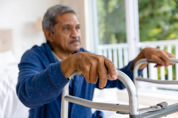 Biracial Senior Man Sitter Sängen Med Kryckor Hemma Sjukvård Check — Stockfoto