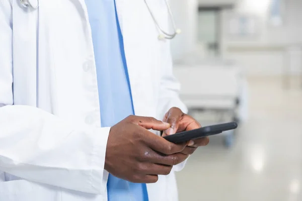 Střední Část Afrického Amerického Lékaře Používajícího Smartphone Chodbě Nemocnici Nemocnice — Stock fotografie