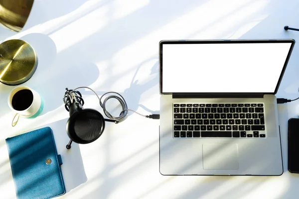 Tampilan Atas Laptop Dengan Salinan Ruang Layar Dan Mikrofon Meja — Stok Foto