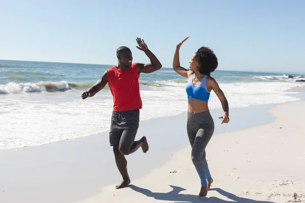 Szczęśliwa Wysportowana Afrykańska Para Ćwicząca Biegająca Przybijająca Piątkę Słonecznej Plaży — Zdjęcie stockowe
