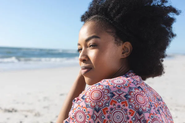 Χαρούμενη Αφροαμερικάνα Που Χαμογελάει Και Κοιτάζει Μακριά Στην Ηλιόλουστη Παραλία — Φωτογραφία Αρχείου