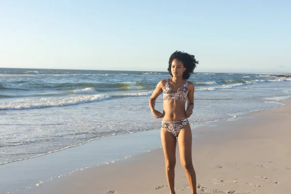 Αφροαμερικανή Μπικίνι Περπατάει Στην Ηλιόλουστη Παραλία Δίπλα Στη Θάλασσα Καλοκαίρι — Φωτογραφία Αρχείου