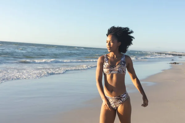Mulher Americana Africana Feliz Biquíni Andando Praia Ensolarada Junto Mar — Fotografia de Stock