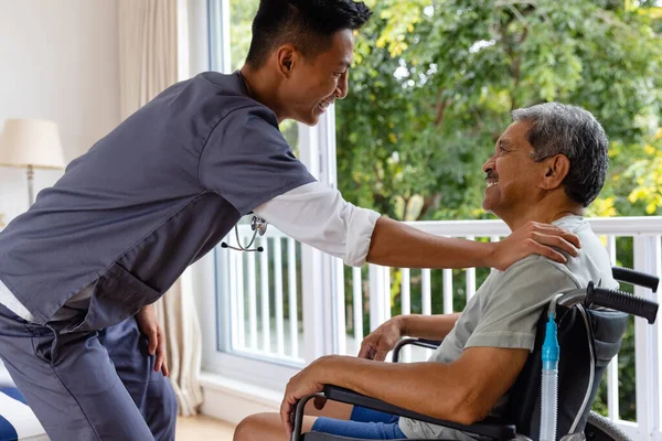 Tekerlekli Sandalyedeki Yaşlı Erkek Hastayla Konuşan Çeşitli Erkek Doktorlarınız Kutlu — Stok fotoğraf