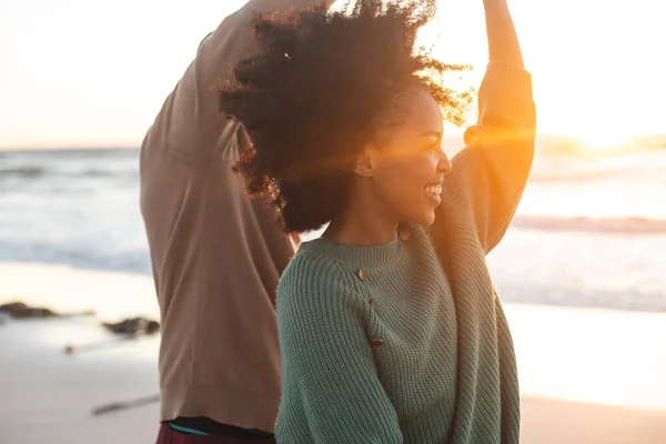 Felice Coppia Afroamericana Che Balla Sorride Sulla Spiaggia Soleggiata Estate — Foto Stock