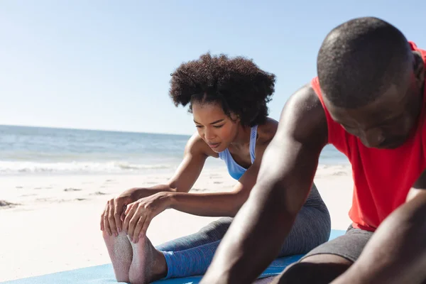 Подходящая Африканская Пара Практикует Йогу Сидя Растягиваясь Солнечном Пляже Лето — стоковое фото