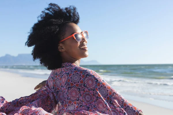 Счастливая Африканская Американка Солнечных Очках Улыбающаяся Солнечном Пляже Моря Лето — стоковое фото