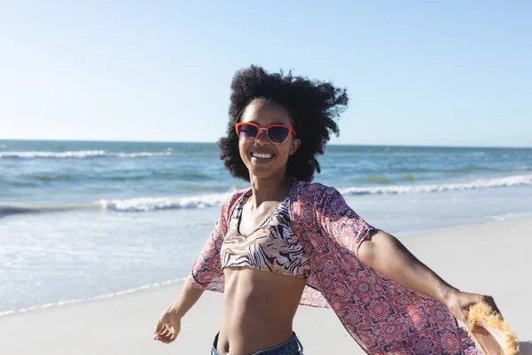 Πορτρέτο Της Χαρούμενης Αφροαμερικανής Γυαλιά Ηλίου Χαμογελώντας Στην Ηλιόλουστη Παραλία — Φωτογραφία Αρχείου